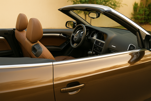 Audi A5 Cabriolet 8F mit offenem Verdeck – Lederinterieur in Okapi Brown & Atlas Beige, Sitze und Lenkrad im Detail | Lederpflege & Lederfarbe Originalfarbtöne – Made in Germany