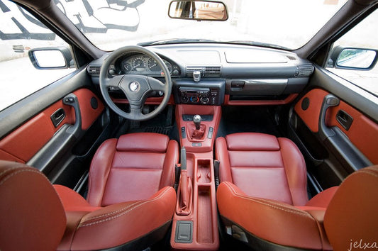 BMW E36 Innenraum mit Aubergine Leder-Sitzen und Türverkleidung – Originalfarbton Aubergine, edles Interieur für Restaurierung und Farbauffrischung