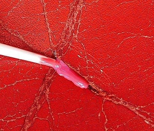 Ledersofa mit sichtbarem Riss, der mit Flüssigleder ausgebessert wird – Reparatur an Sitzfläche mit Spachtel.