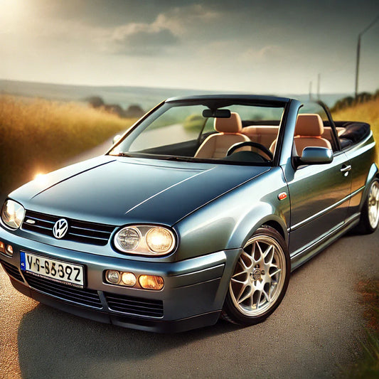 VW Golf 4 Cabriolet Highline in Silber mit dunkelblauem Stoffverdeck und beigen Ledersitzen, perfekt restauriert, ideal für Lederpflege und Lederreparatur Anwendungen.