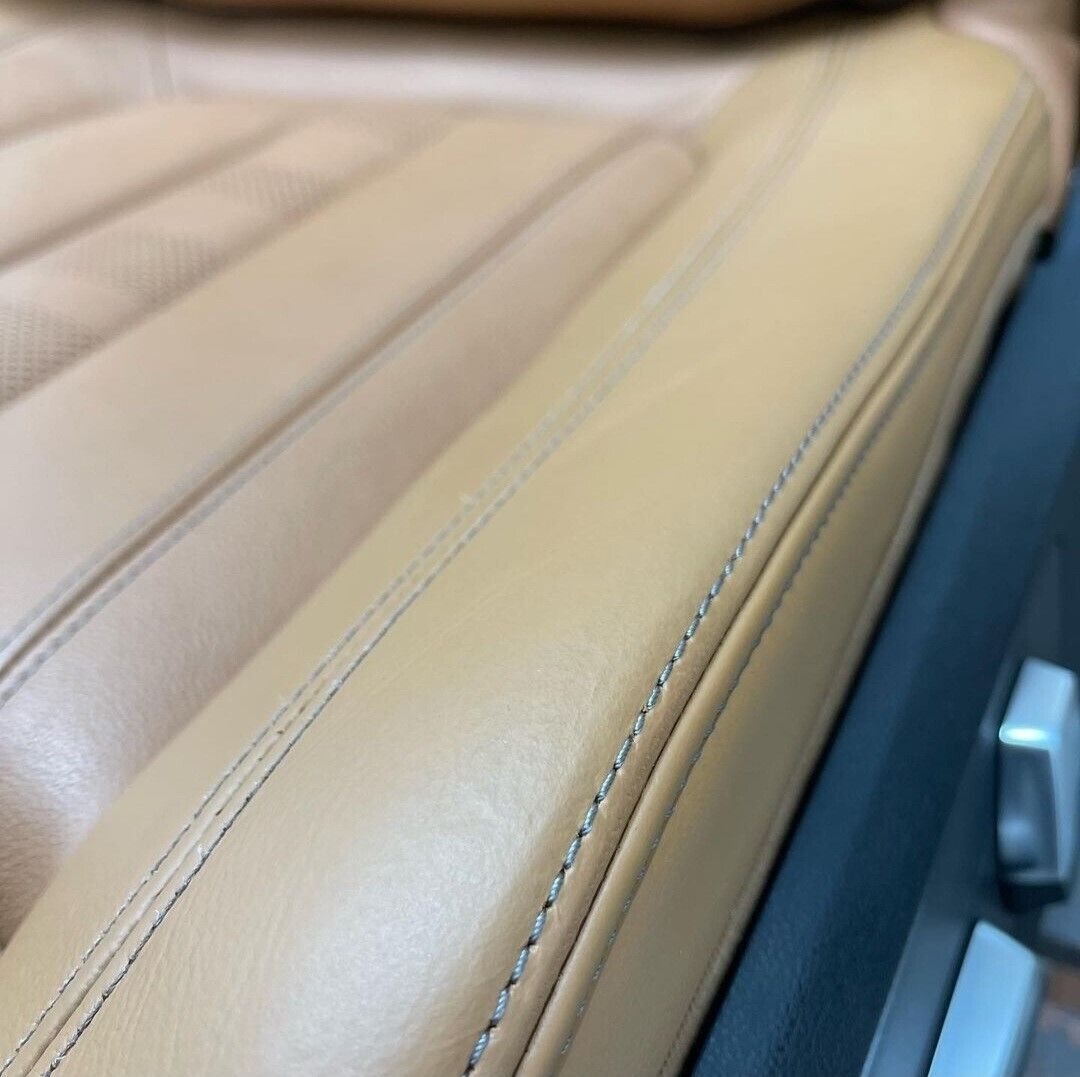 Vorher-Nachher: abgenutztes BMW Leder, frisch aufgearbeitet mit unserer BMW Lederfarbe.