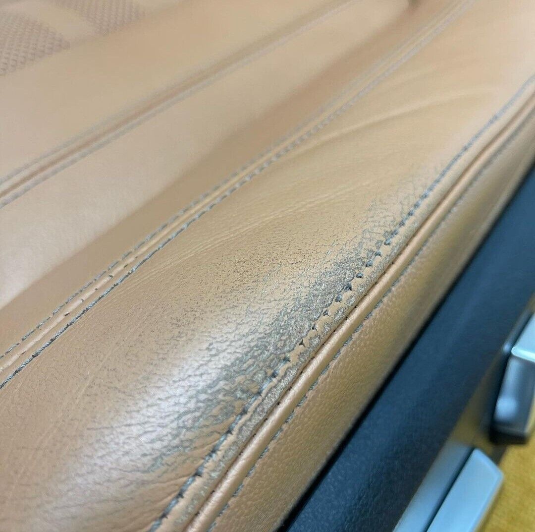 Vorher-Nachher: abgenutztes BMW Leder, frisch aufgearbeitet mit unserer BMW Lederfarbe.