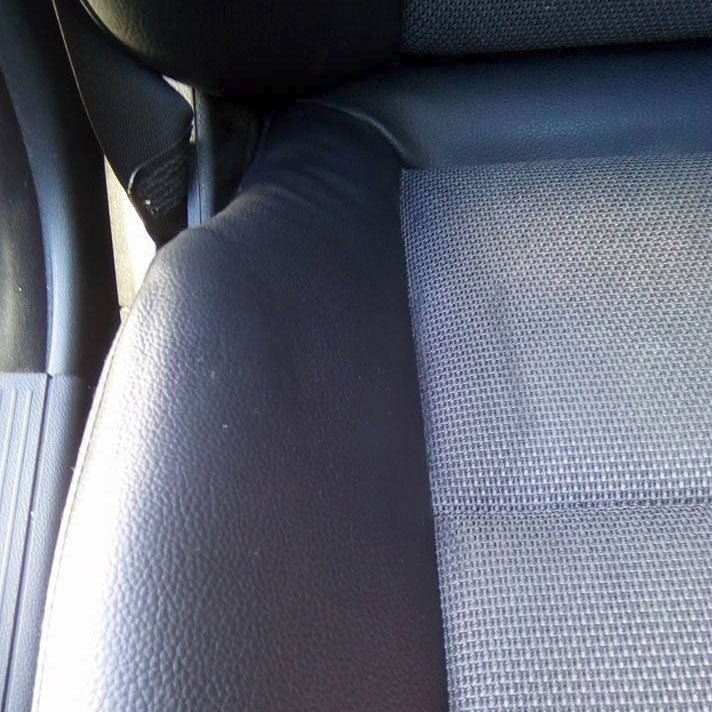 Reparatur von Rissen im VW Ledersitz mit Flüssigleder – einfache Anwendung für professionelle Ergebnisse.