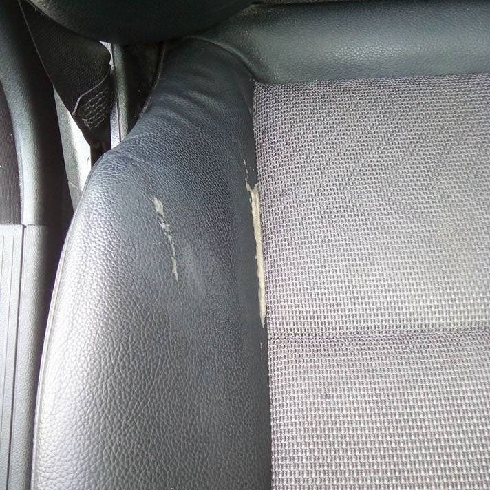 Reparatur von Rissen im VW Ledersitz mit Flüssigleder – einfache Anwendung für professionelle Ergebnisse.