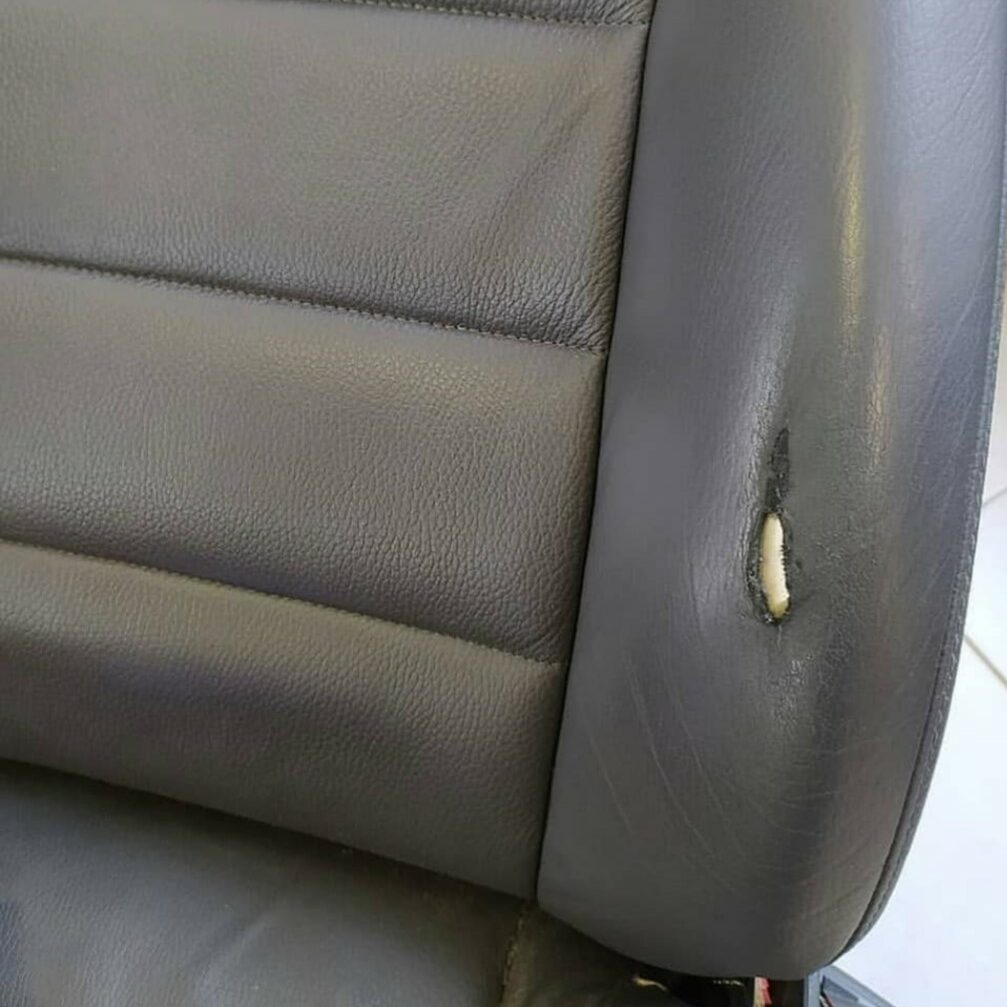 Reparatur von Rissen im VW Ledersitz mit Flüssigleder – einfache Anwendung für professionelle Ergebnisse.