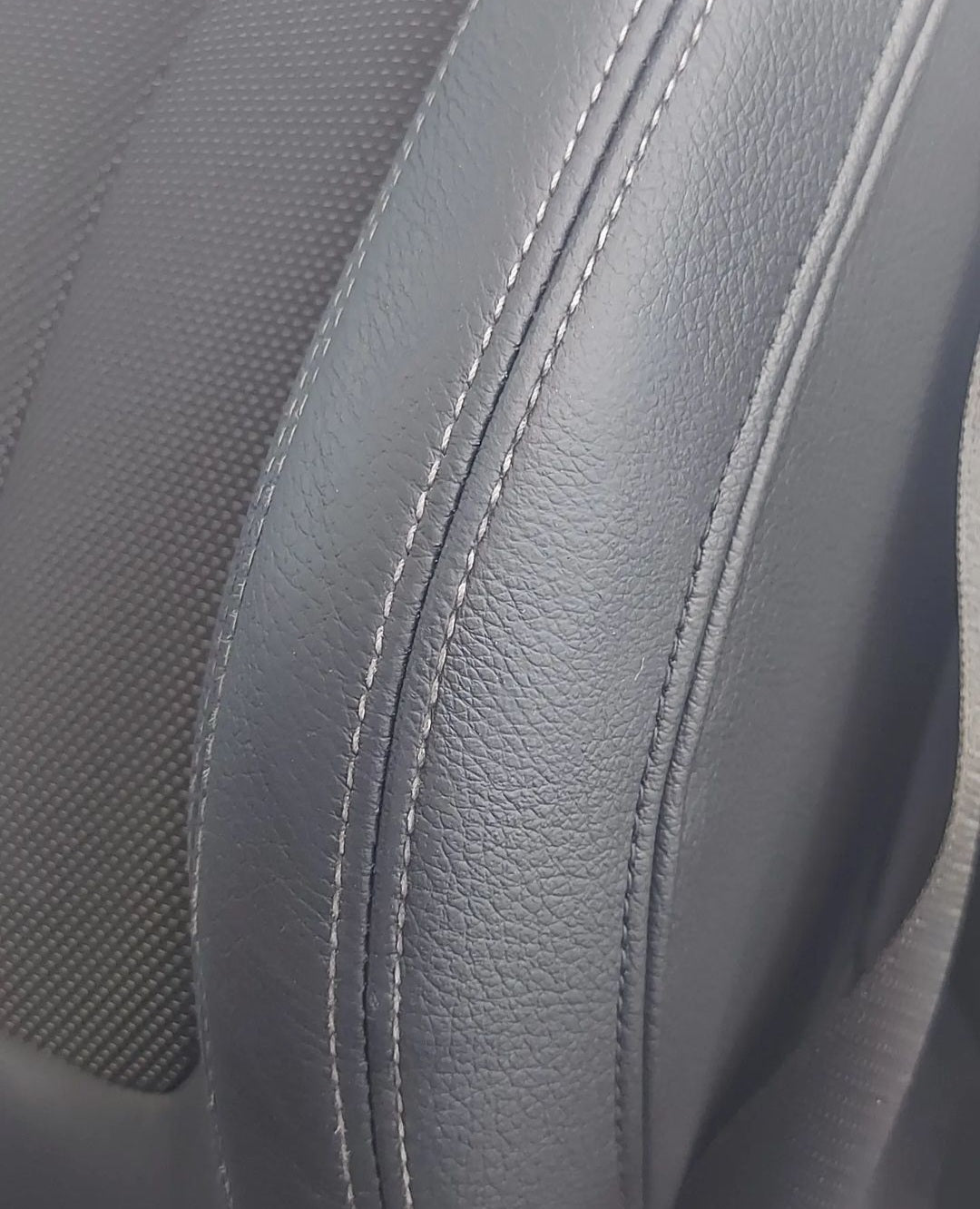 Reparatur von Rissen im VW Ledersitz mit Flüssigleder – einfache Anwendung für professionelle Ergebnisse.