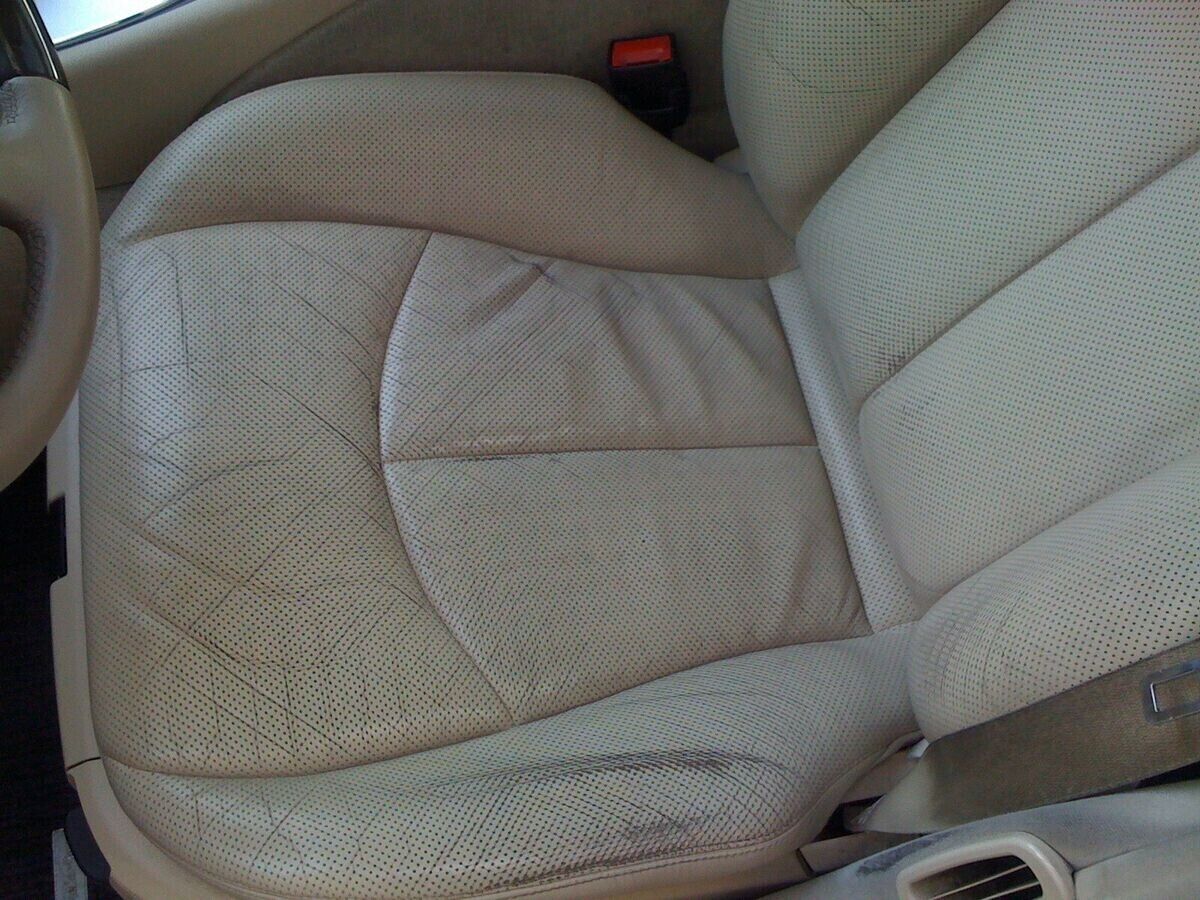 Vorher-Nachher: abgenutztes BMW Leder, frisch aufgearbeitet mit unserer BMW Lederfarbe.