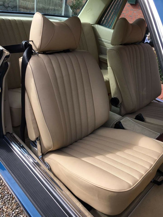 Mercedes R107 Interieur in Lederfarbe Champignon – klassischer Innenraum mit hellem Beige-Grauton, typisch für Modelle vor MOPF
