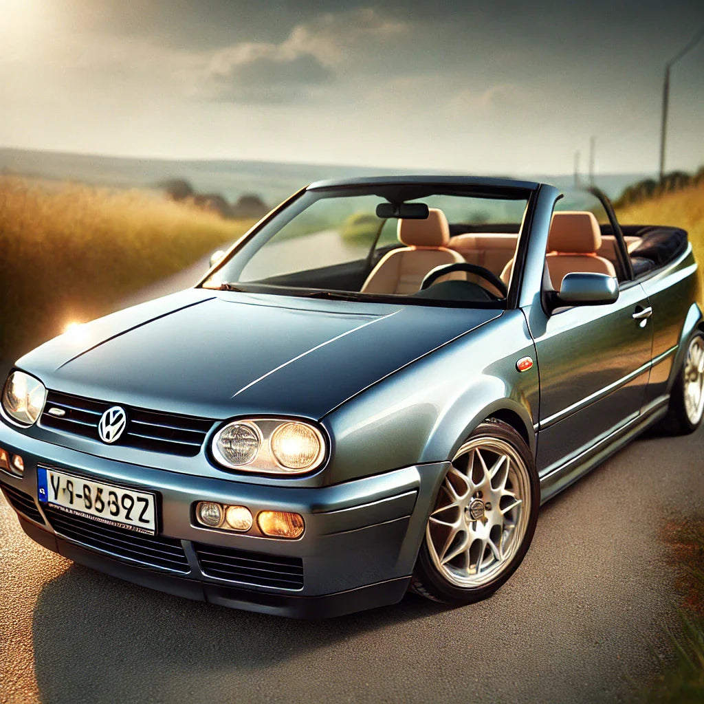 VW Golf 4 Cabriolet Highline in Silber mit dunkelblauem Stoffverdeck und beigen Ledersitzen, perfekt restauriert, ideal für Lederpflege und Lederreparatur Anwendungen.