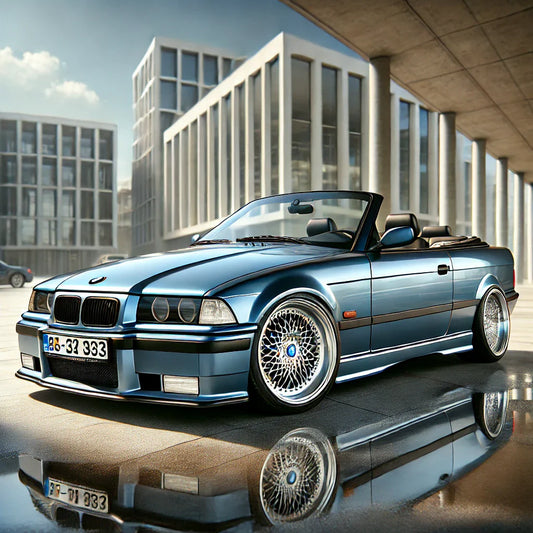 BMW E36 Cabrio in metallic blau mit offenem Verdeck, geparkt in einer urbanen Umgebung. Das klassische Fahrzeug zeigt polierte Felgen, schwarze Ledersitze und den sportlichen Front- und Seitenbereich des BMW, unter klarem Himmel.